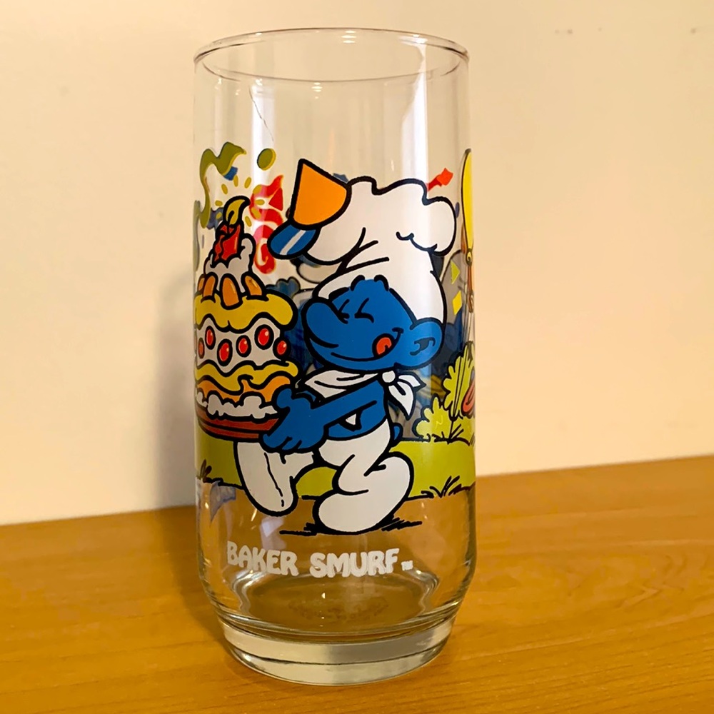 Excellent VINTAGE BAKER SMURF GLASS 1983 collectible